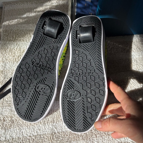 Heelys Black Shoes with Vibrant Green Flames with WHEELS Sz 5 - Picture 8 of 11